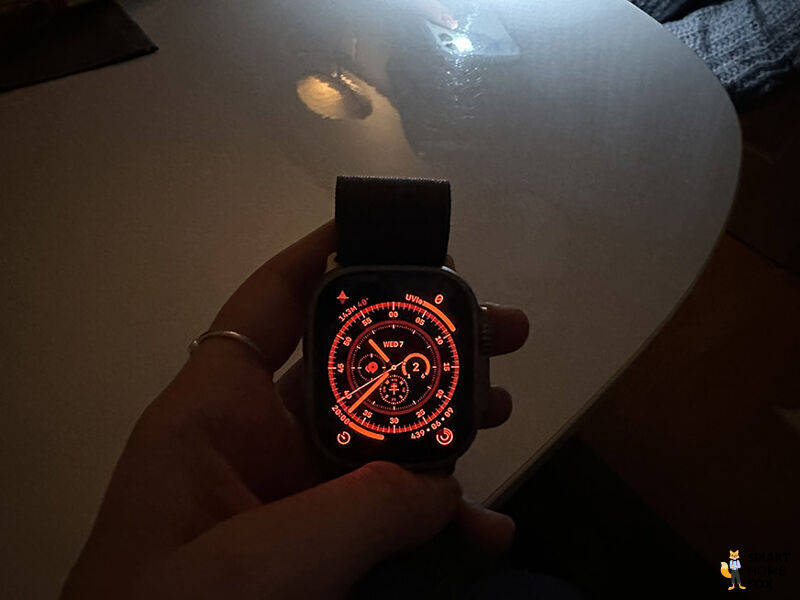 Циферблат Wayfinder на Apple Watch Ultra в ночном режиме.